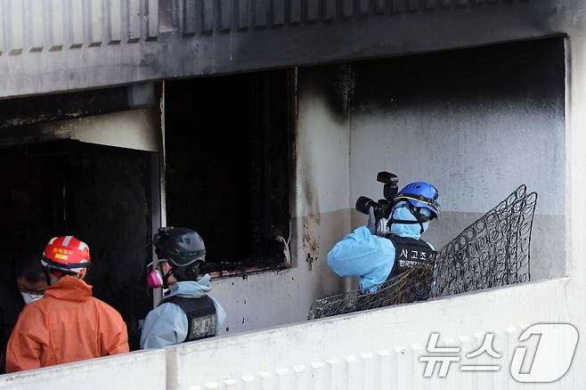 21일 서울 관악구 봉천동의 한 아파트에서 화재가 발생, 소방대원 및 과학수사대, 한국전기안전공사 관계자 등이 진화 작업 후 현장을 확인하고 있다. 2025.4.21/뉴스1 ⓒ News1 박정호 기자