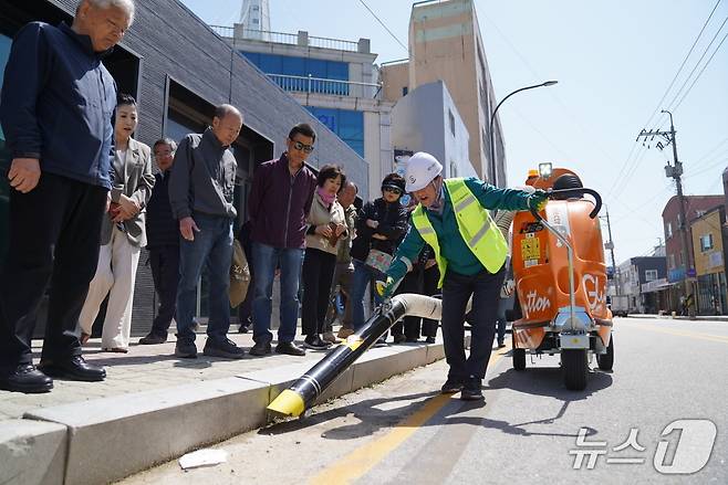 21일 강원 속초관광수산시장 일대에서 열린 가로청소용 친환경 진공청소기 시연.(속초시 제공, 재판매 및 DB 금지) 2025.4.21/뉴스1