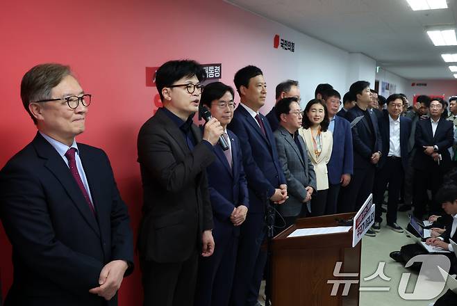 한동훈 국민의힘 대선 경선 후보가 18일 서울 여의도 캠프 사무실에서 최재형(왼쪽)· 조경태 공동 선대위원장 등 캠프 인선  관련 기자회견을 하고 있다. (공동취재) 2025.4.18/뉴스1 ⓒ News1 김민지 기자