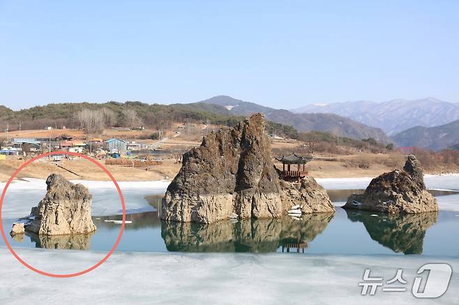 도담삼봉 세 봉우리 중 하나인 첩봉(빨간 원)의 물속 아래 지점에서 암석 3분의 1가량이 깎였다는 주장이 제기됐다.2025.3.9./뉴스1 ⓒ News1 손도언 기자