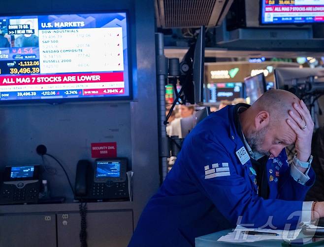 머리를 감싸쥐고 있는 미증시 트레이더. ⓒ AFP=뉴스1