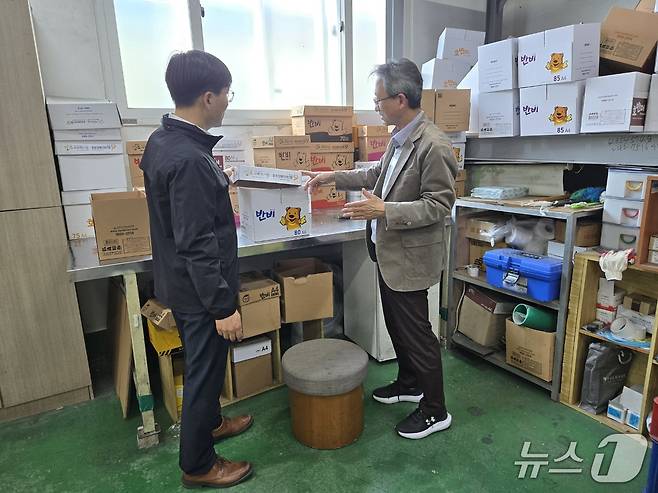 이경원 강원조달청장은 21일 춘천시장애인근로사업장 찾아 애로사항 등 근로 현장의 목소리 청취했다.(강원조달청 제공. 재판매 및 DB금지)/뉴스1