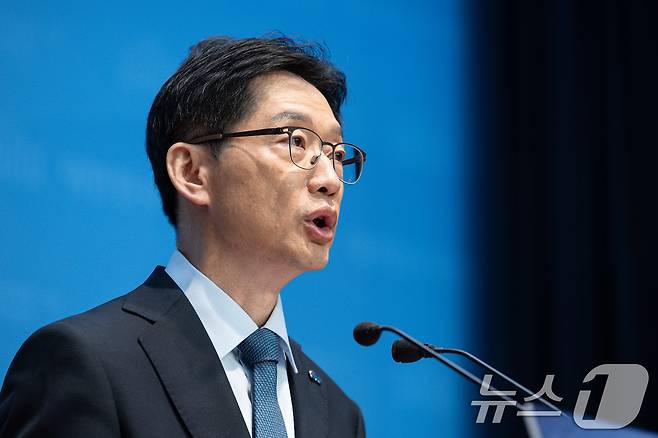 김경수 더불어민주당 대선 경선 후보가 21일 오전 서울 여의도 국회 소통관에서 교육·사회·정치·외교·안보·국방 분야 2차 정책발표를 하고 있다. 2025.4.21/뉴스1 ⓒ News1 이재명 기자