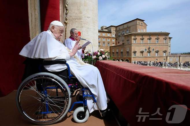 프란치스코 교황이 선종 하루 전인 20일(현지시간) 바티칸 성베드로 대성전에서 부활절 미사 중 발코니에 휠체어를 타고 등장해 “가자지구의 상황이 개탄스럽다”고 말하고 있다. 2025.04.21 ⓒ AFP=뉴스1 ⓒ News1 우동명 기자