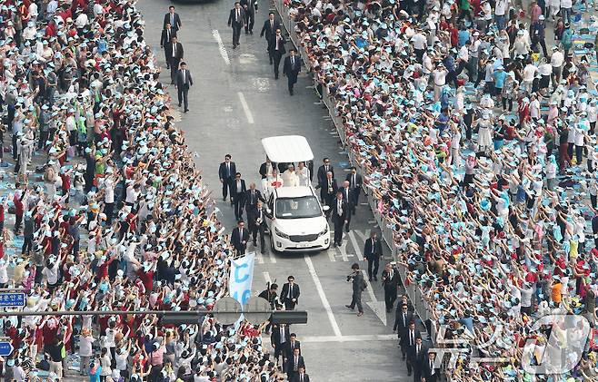 프란치스코 교황이  지난 2014년 8월 16일 오전 서울 광화문 북측광장에서 열린 '윤지충 바오로와 동료 순교자 123위' 시복식에 참석하기 위해 신도들의 환호를 받으며 오픈카를 타고 입장하는 모습. (뉴스1 DB)