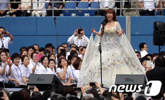 소프라노 조수미가 15일 오전 대전 월드컵경기장에서 열린 '성모승천대축일 미사'에 앞서 축하공연을 하고 있다. (사진공동취재단) 2014.08.15/뉴스1 ⓒ News1 이종덕 기자