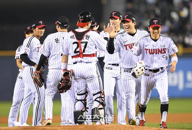 LG 선수들이 15일 잠실구장에서 열린 2025 KBO리그 삼성과 경기 승리 후 하이파이브를 하며 승리를 자축하고 있다. 잠실 | 최승섭기자 thunder@sportsseoul.com