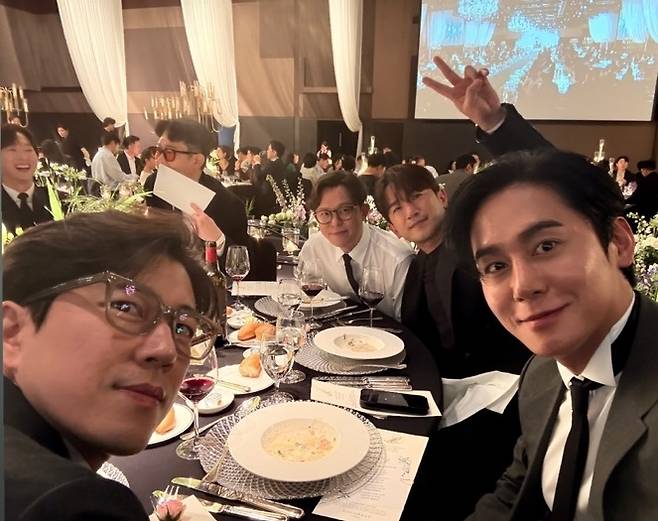 지난 20일 김종민의 결혼식에 하객으로 참석한 (왼쪽 위부터) H.O.T 장우혁, NRG 천명훈, H.O.T 토니, 신화 이민우, 클릭비 김상혁, 젝스키스 장수원. 사진 | 김상혁 SNS