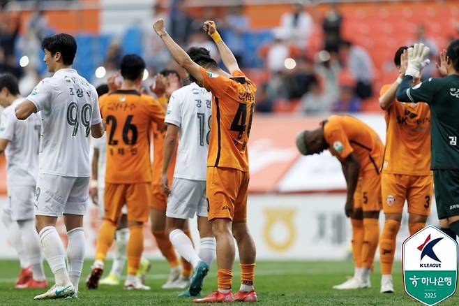 제주 김륜성이 20일 포항전에서 승리한 뒤 환호하고 있다. 사진 | 한국프로축구연맹