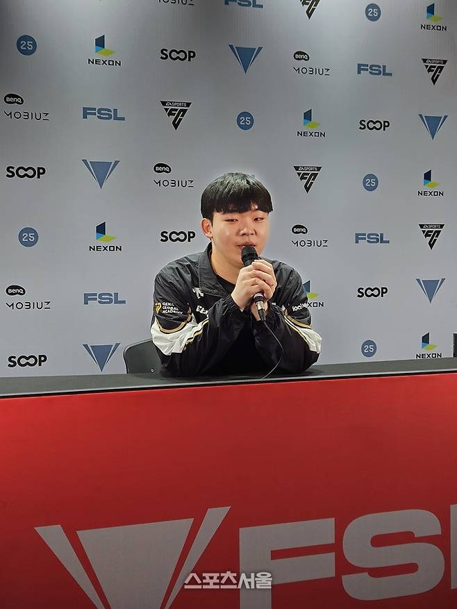 권창환은 21일 서울 잠실DN콜로세움에서 열린 2025 FC온라인 슈퍼 챔피언스 리그(FSL) 패자전 승리 후 취재진과 인터뷰에 응하고 있다. 잠실 | 강윤식 기자 skywalker@sportsseoul.com