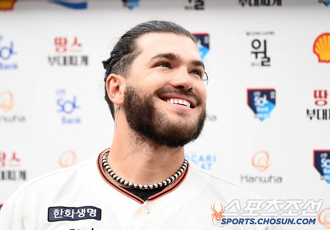 승리투수 폰세가 동료와 팬들의 응원에 활짝 웃었다.사진=정재근 기자 cjg@sportschosun.com