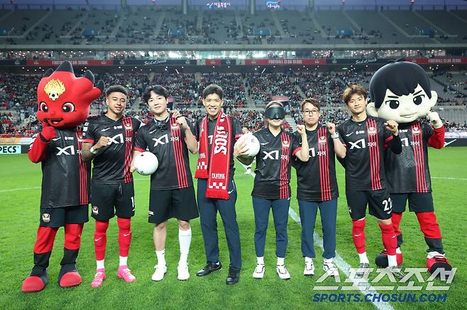19일 서울월드컵경기장에서 열린 '하나은행 K리그1 2025' 9라운드 FC서울과 광주FC 경기에 앞서 '패럴림픽 영웅' 주정훈, 김황태, 김희진이 FC서울 선수들과 기념촬영을 하고 있다. 좌측부터 FC서울 주장 제시 린가드, 주정훈, 김황태, 김희진. 부주장 김진수 사진제공=FC서울