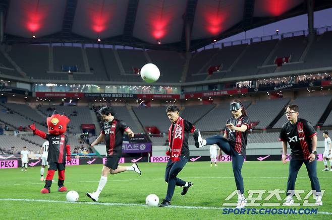 19일 서울월드컵경기장에서 열린 '하나은행 K리그1 2025' 9라운드 FC서울-광주FC 전에 앞서 '패럴림픽 영웅' 주정훈, 김황태, 김희진(왼쪽부터)이 시축에 참여하고 있다. 사진제공= FC서울
