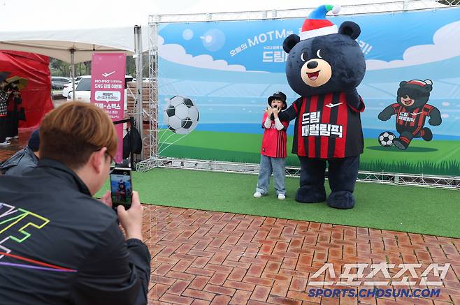 19일 서울월드컵경기장에서 열린 K리그1 FC서울-광주FC전 현장에 마련된 '패럴림피언과 함께하는 장애인 스포츠 체험행사 드림패럴림픽' 부스에서 어린이 참가자가 '평창채럴림픽 마스코트' 반다비와 기념촬영을 하고 있다.사진제공=대한장애인체육회ㅑ