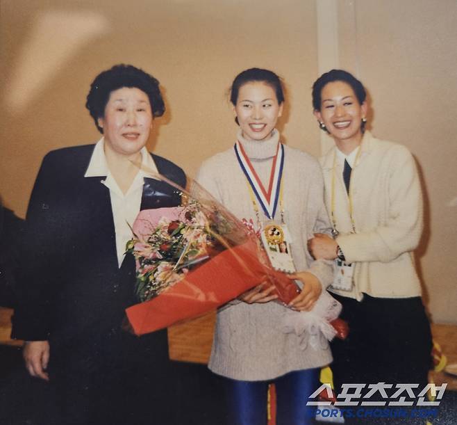 황연대 박사와 21세의 알파인스키 선수 김미정, 27세의  가이드러너 김나미. 사진제공=김미정 대한장애인체육회 훈련기획부 주임