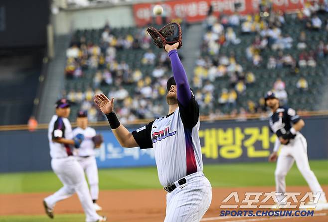 11일 잠실구장에서 열린 LG 트윈스와 두산 베어스의 경기. 1회초 1사 1루 두산 양의지 타구를 LG 1루수 오스틴이 처리하고 있다. 잠실=박재만 기자 pjm@sportschosun.com/2025.04.11/