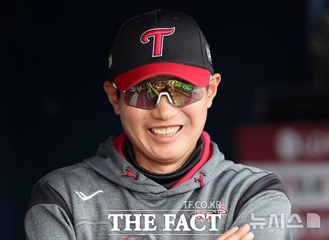 염경엽 LG 트윈스 감독은 올시즌들어 유난히 더그아웃에서 웃는 모습이 자주 포착된다. 여유가 생겼다는 증거다. /뉴시스