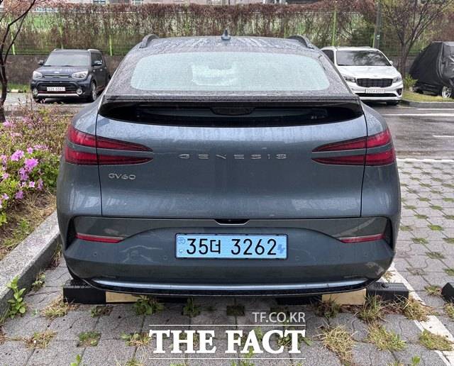 후면 범퍼 하단부는 차체 색상과 통일돼 전체적으로 깔끔한 마무리를 이룬다. 시승차량의 외장은 신규 컬러인 트롬소 그린이 적용됐다. /황지향 기자