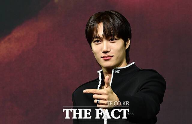 그룹 엑소 멤버 카이가 21일 오후 4시 서울 광진구 예스24 라이브홀에서 네 번째 미니앨범 'Wait On Me(웨이트 온 미)' 발매 기념 미디어 쇼케이스를 개최했다. /임영무 기자