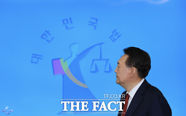 윤석열 전 대통령이 21일 서초동 서울중앙지법에서 열린 내란 우두머리 혐의에 대한 두 번째 정식 재판에 출석하고 있다. /사진공동취재단