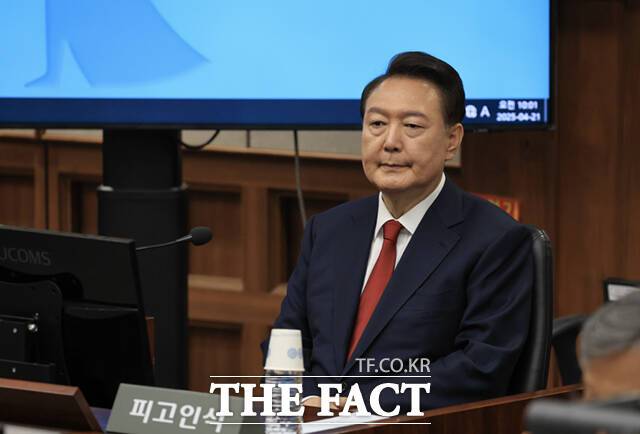 윤석열 전 대통령이 21일 서초동 서울중앙지법에서 열린 내란 우두머리 혐의에 대한 두 번째 정식 재판에 출석하고 있다. /사진공동취재단