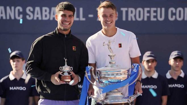 2025 바르셀로나오픈 단식 결승에서 만난 홀거 루네(오른쪽)와 카를로스 알카라스가 시상식에서 활짝 웃고 있다. ATP 투어