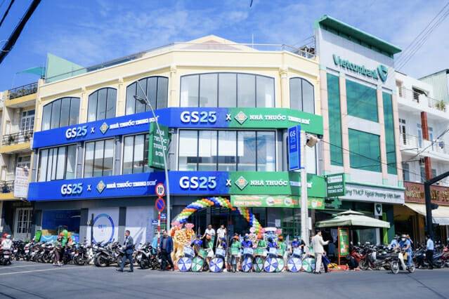 3월 10일  베트남 끼엔장성 고콩시티에 편의점 약국 숍인숍 매장인 GS25버쥐링-고콩점(Vo Duy Linh- Go Cong)이 문을 열었다. (제공=GS리테일)