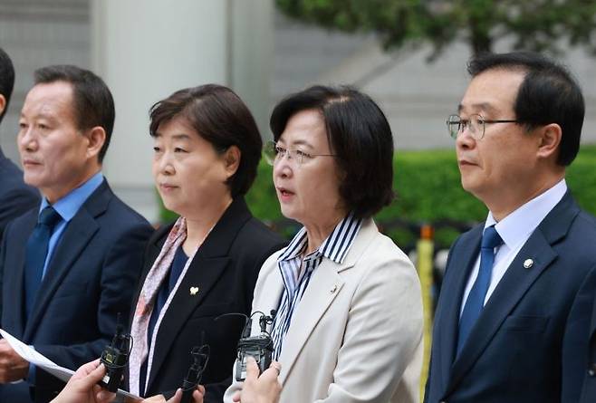 민주당 의원들, 윤 전 대통령 내란 혐의 두 번째 재판 앞서 기자회견. 연합뉴스