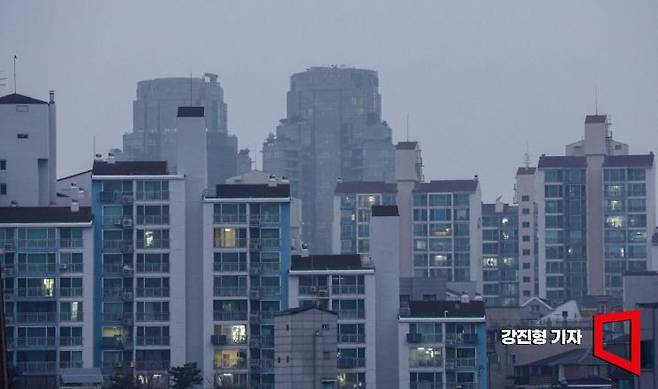 서울 용산구에서 바라본 아파트. 강진형 기자