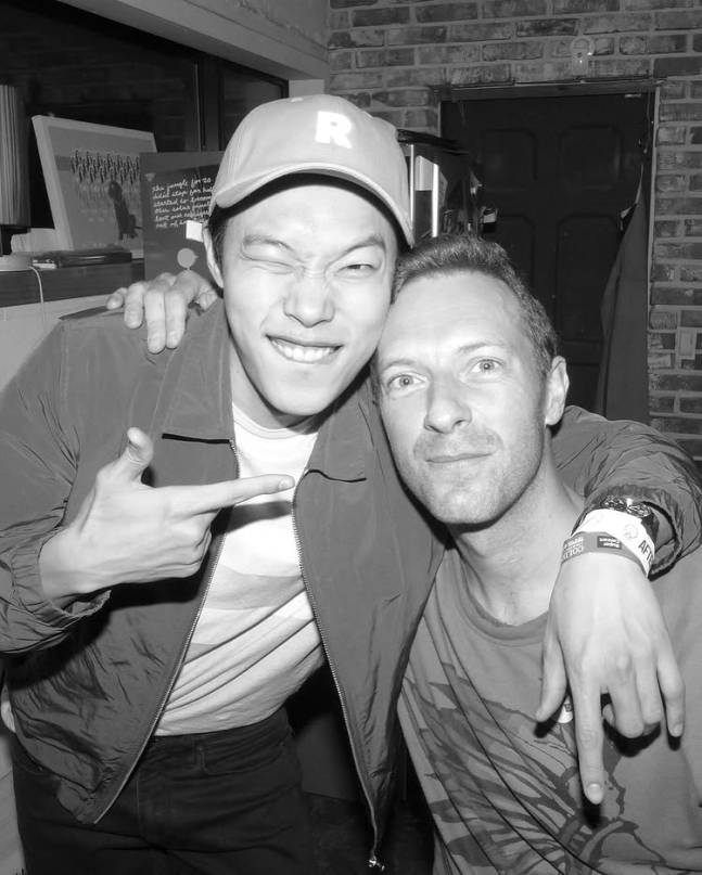 류준열X콜드플레이, 이색조합 투샷... “모든 사랑을 담아”(제공: 류준열 인스타그램)