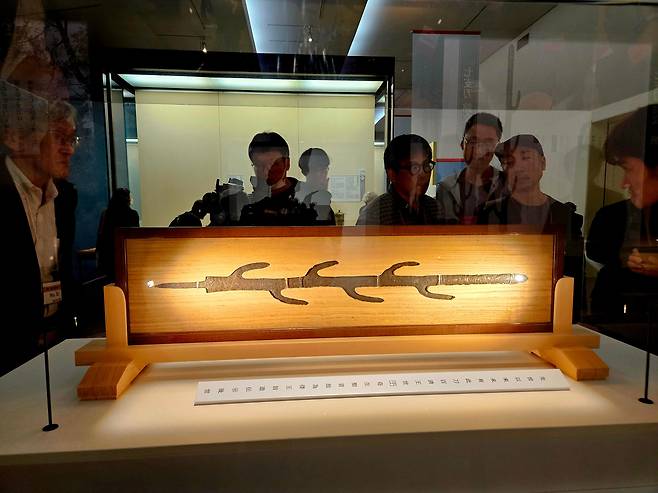 일본 나라국립박물관 특별전에 전시된 '칠지도'. 백제 왕이 왜왕에게 선물한 칼로, 이번 전시의 대미를 장식했다. /허윤희 기자