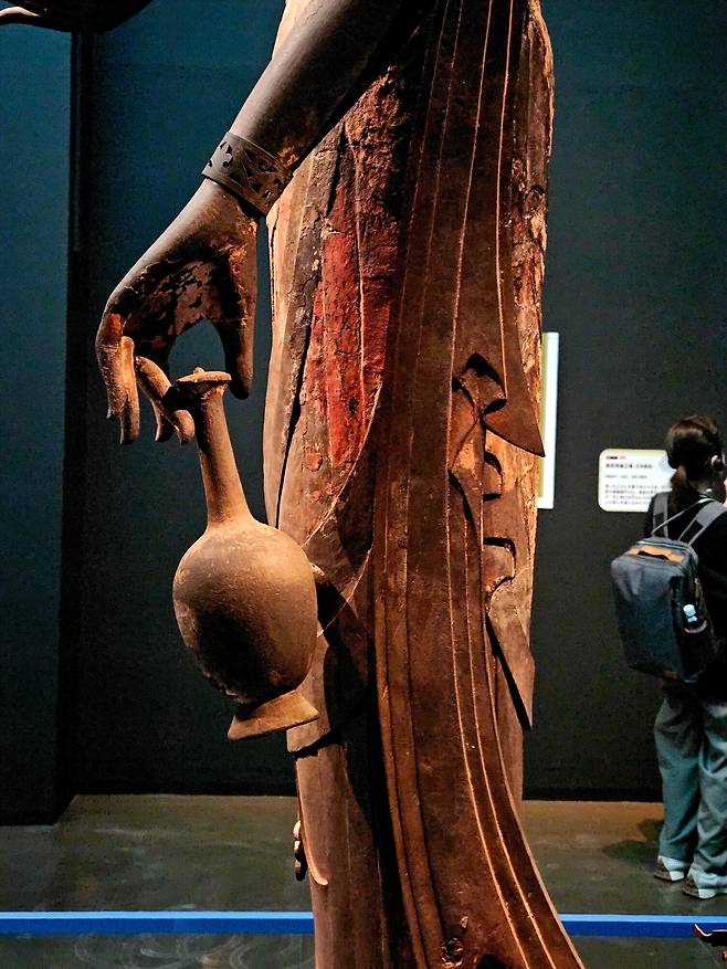 살포시 정병을 쥐고 있는 왼손을 확대한 모습. /허윤희 기자