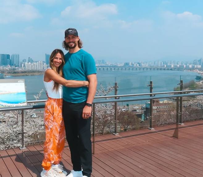 한화 이글스의 외인 투수 라이언 와이스와 아내 헤일리 브룩 와이스. /와이스 인스타그램