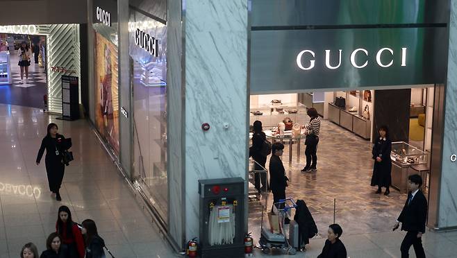 2025년 3월 12일 촬영한 대한민국 인천국제공항 면세구역 모습. 2024년 국내 면세점 매출액은 미국 달러화 기준으로 104억 4500만 달러로 전년 대비 0.7% 역성장했다. 여기에는 중국 소비 침체로 보따리상(일명 다이궁)의 대량 거래 감소도 한 원인으로 꼽힌다./뉴시스