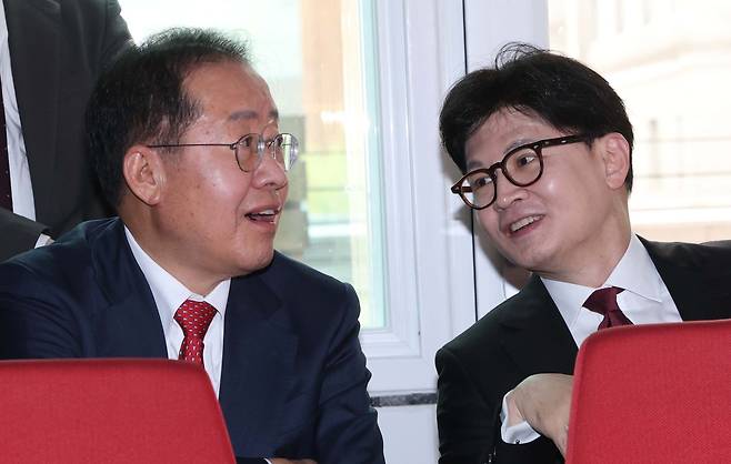 사진은 지난 17일 홍준표 후보와 한동훈 후보가 서울 여의도 국민의힘 중앙당사에서 열린 제21대 대통령후보자 국민의힘 1차 경선 토론회 미디어데이에서 대화하는 모습. /국회사진기자단