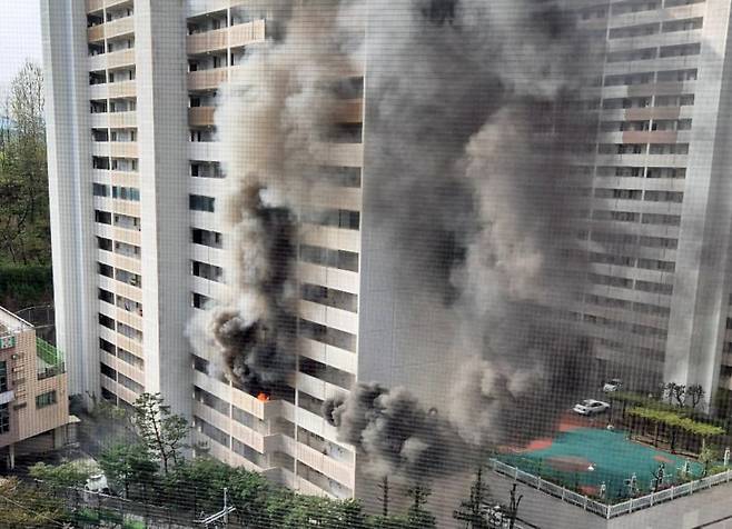 21일 오전 8시 17분쯤 서울 관악구 봉천동의 21층 규모 아파트에서 불이 나고 있다. /뉴스1