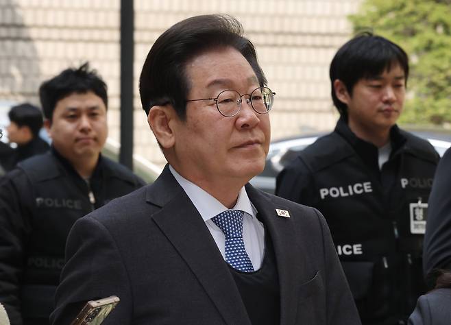 이재명 전 더불어민주당 대표가 지난 8일 서울 서초구 중앙지법에서 열린 대장동 배임 및 성남FC 뇌물 의혹 1심 속행 공판에 출석하고 있다. /뉴스1