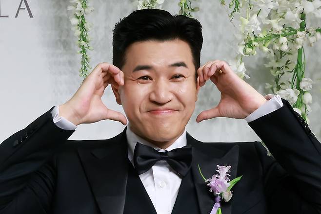 김종민이 20일 오후 서울 중구 신라호텔 영빈관 에메랄드홀에서 열리는 결혼식 기자회견에 참석해 포즈를 취하고 있다. /뉴스1