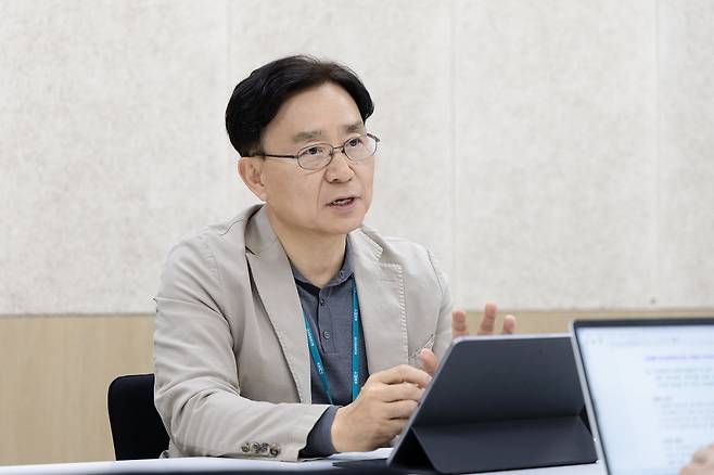 김명환 화학연 차세대 이차전지 혁신전략연구단 단장은 지난 18일 대전 한국화학연구원 본원에서 조선비즈와 인터뷰를 갖고 중국에 차세대 전지 주도권을 뺏기지 않기 위해서는 산·학·연이 힘을 모아야 한다고 강조했다./한국화학연구원