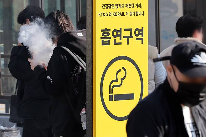 지난달 19일 서울역 광장 흡연구역에서 시민들이 담배를 피우고 있다. /뉴스1