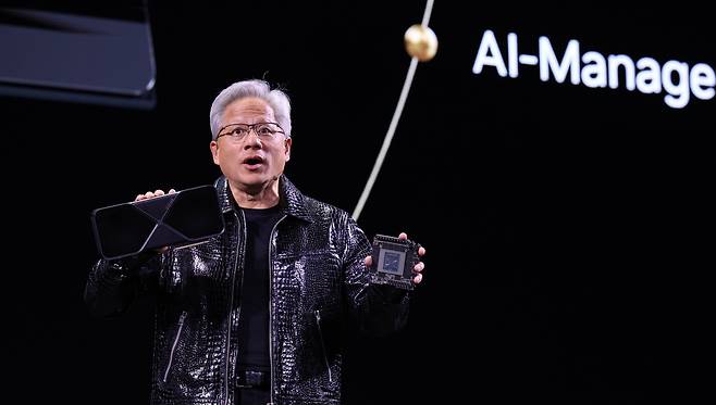 젠슨 황 엔비디아 최고경영자(CEO)가 올해 초 열린 세계 최대 IT 전시회 CES 2025에서 고성능 그래픽처리장치(GPU) 지포스 RTX 5090을 들고 있다./뉴스1