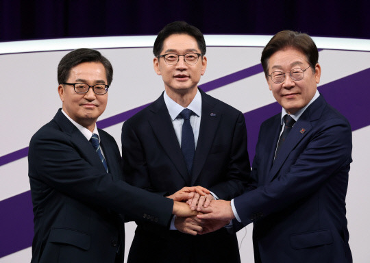 더불어민주당 대선 경선 주자인 이재명(오른쪽부터)·김경수·김동연 후보. 연합뉴스