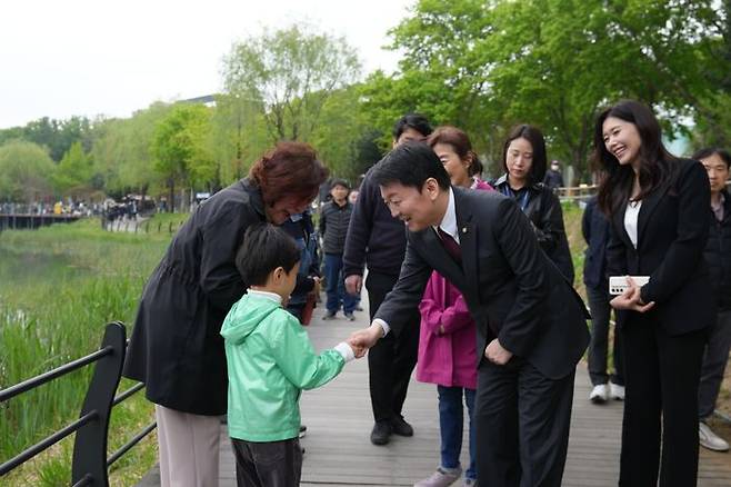 안철수 국민의힘 대선 경선 후보가 20일 오후 대구 수성구 수성못에서 시민들과 인사를 하고 있다. ⓒ안철수 캠프