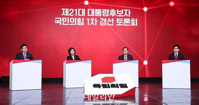 이철우·나경원·홍준표·한동훈 21대 대선 국민의힘 예비후보자(사진 왼쪽부터)가 20일 서울 강서구 ASSA아트홀에서 열린 B조 토론회에 참석해 토론을 준비하고 있다. ⓒ국회사진취재단