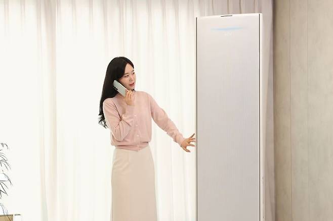 삼성 'AI 구독클럽' 가입 고객이 'AI 사전 케어 알림' 서비스를 받고 제품을 살펴보고 있다.ⓒ 삼성전자