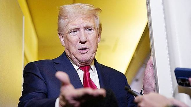 도널드 트럼프 대통령이 지난 13일 대통령 전용기 에어포스원 기내에서 취재진의 질문에 답하고 있다. ⓒ 로이터/연합뉴스