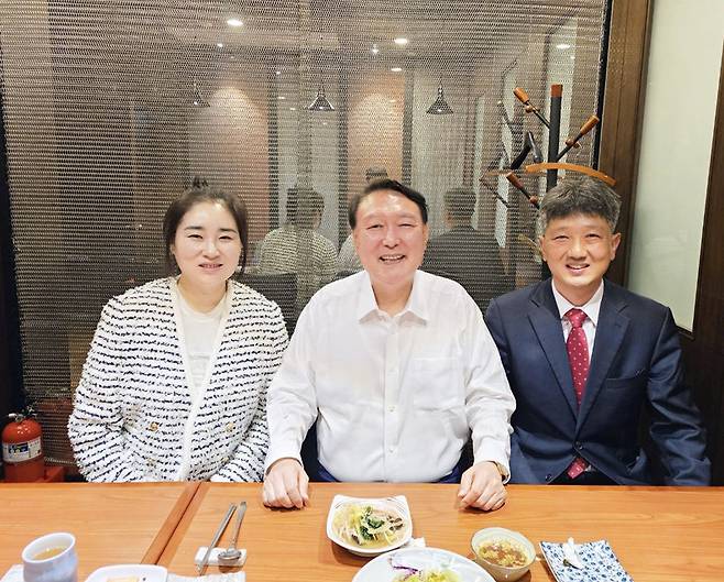 윤석열 전 대통령(가운데)이 자신의 탄핵심판 변호인단이었던 김계리(왼쪽), 배의철 변호사와 만난 모습. 사진 출처 김계리 변호사 페이스북