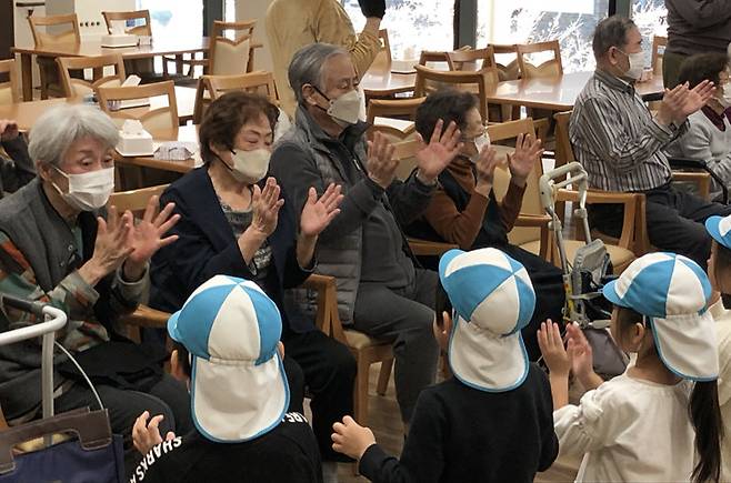일본 도쿄의 중심지에 있는 고령자 주택 ‘코코판 가치도키’에서 입주자들이 인근 어린이집 원생들과 함께 교류의 시간을 갖고 있다. 사진 제공 갓켄