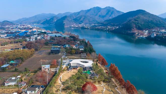 아유 스페이스 앞으로는 북한강이 흐른다. 아유 스페이스 제공