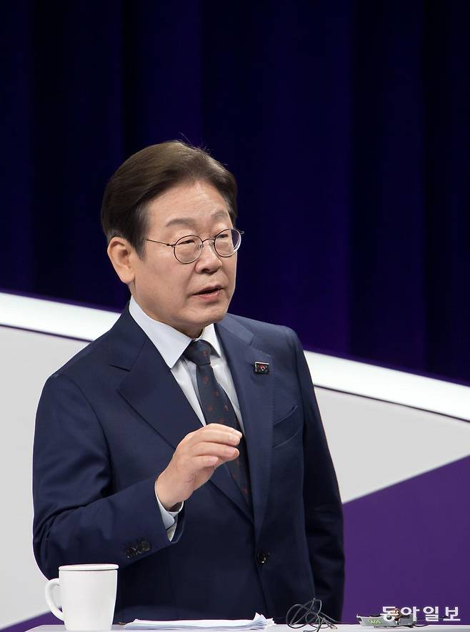 18일 저녁 상암MBC 스튜디오에서 열린 더불어민주당 대선경선후보자 첫 TV토론에 참석한 이재명 후보자가  토론을 준비하고 있다.